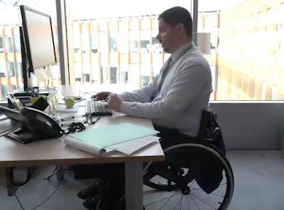 Homme en fauteuil roulant