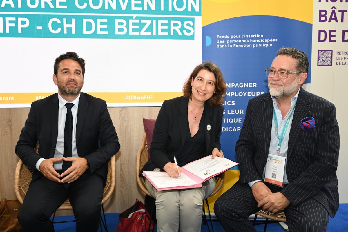 Photo de la signature officielle de la convention par Marine Neuville
