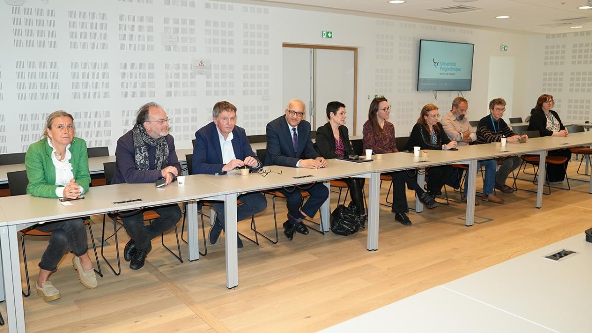 personnes présentes lors de la signature 