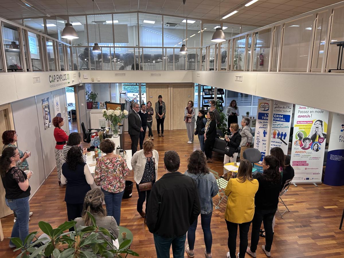 Hall d'accueil de Cap Emploi 01. Plusieurs personnes écoutent l'introduction du Directeur territorial au handicap.