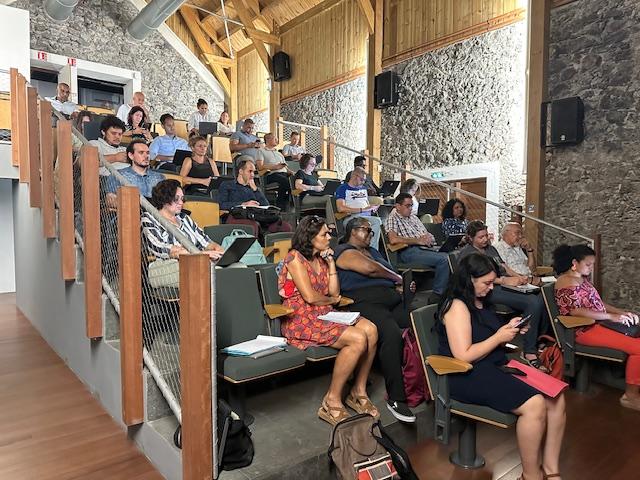 Participants à l'atelier sur l'accessibilité numérique, assis dans un amphithéâtre