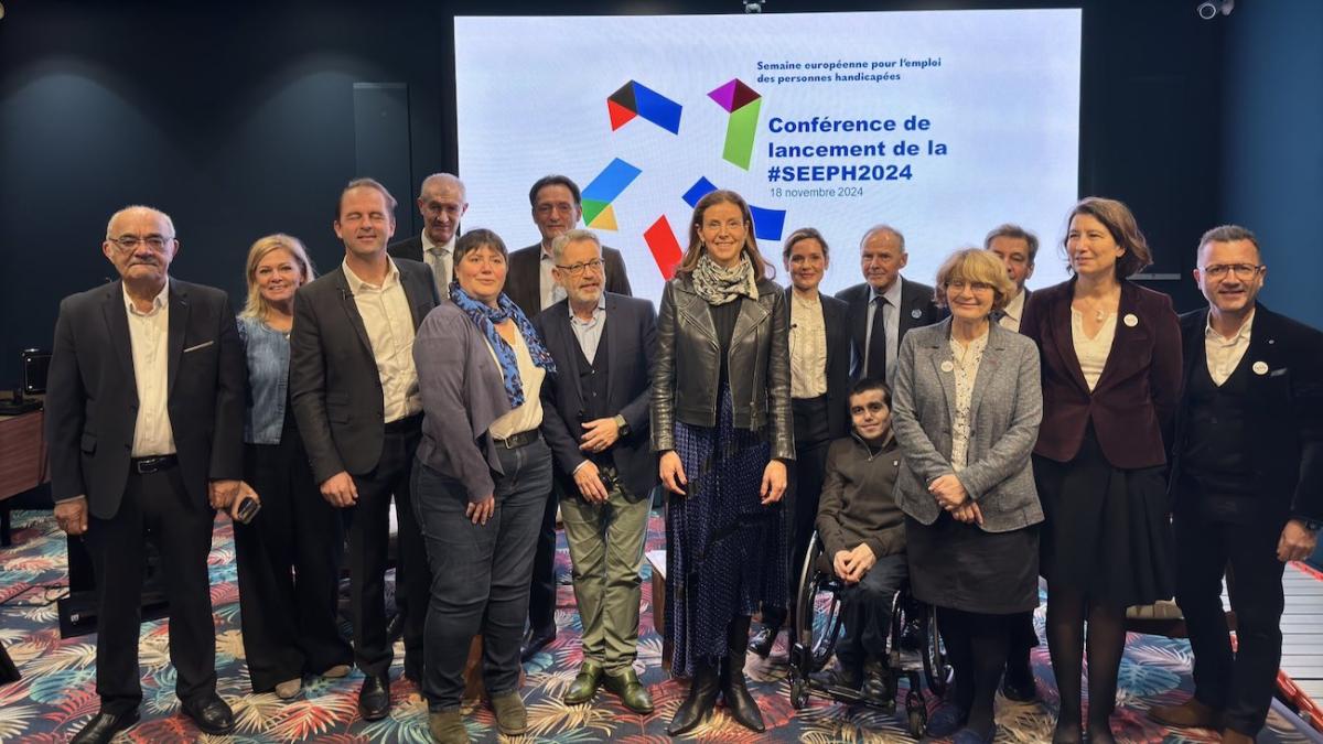 Ensemble des participants à la conférence de lancement de la SEEPH 2024 autour de la ministre