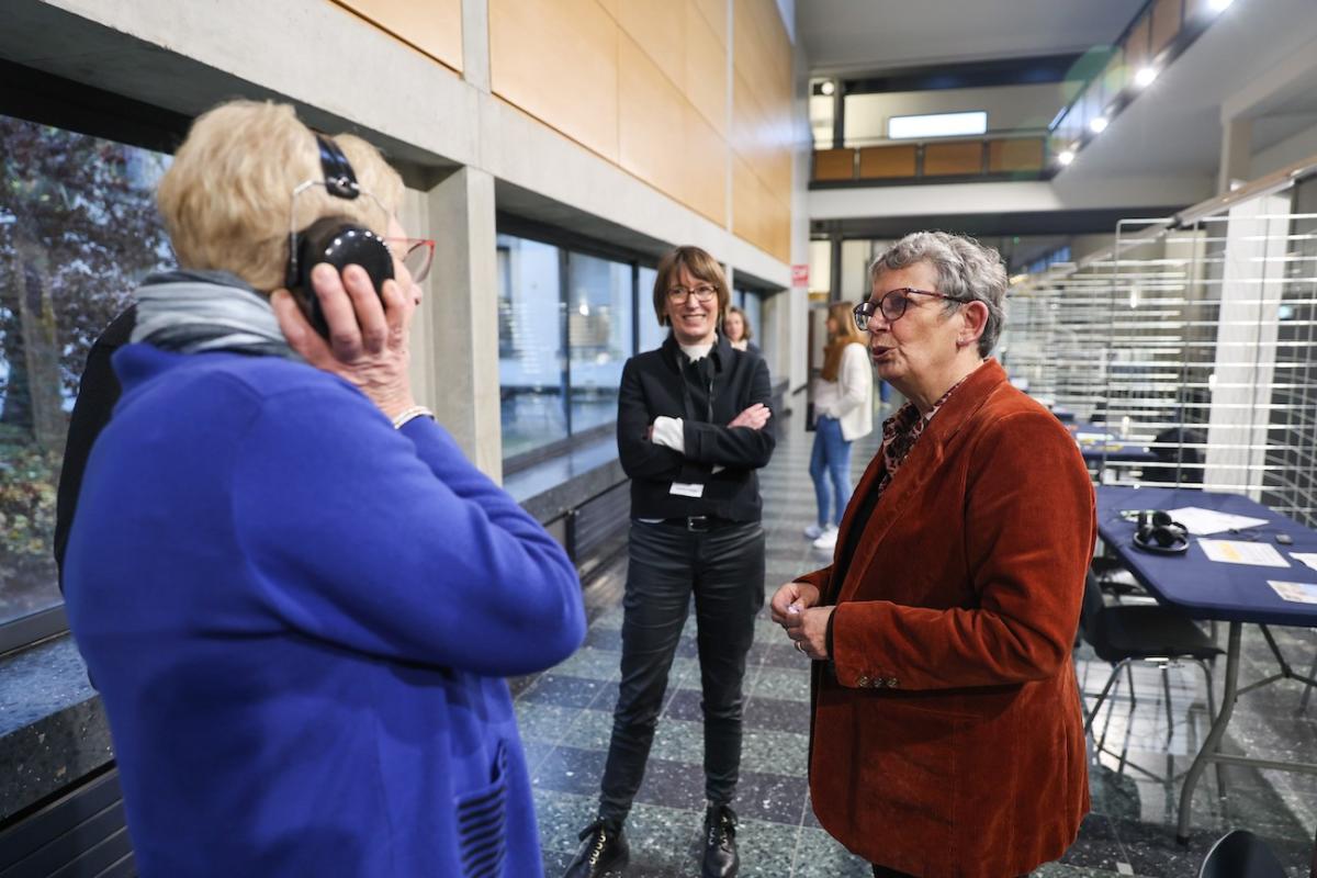 Catherine Boursier, vice-présidente déléguée à l’autonomie, et Michèle Pilot,  vice-présidente déléguée à l’habitat, à la politique de la ville et aux ressources humaines en train de tester un casque auditif