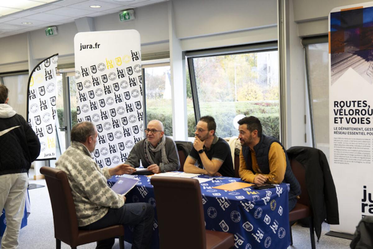 Trois représentants du Département du Jura échange avec un candidat
