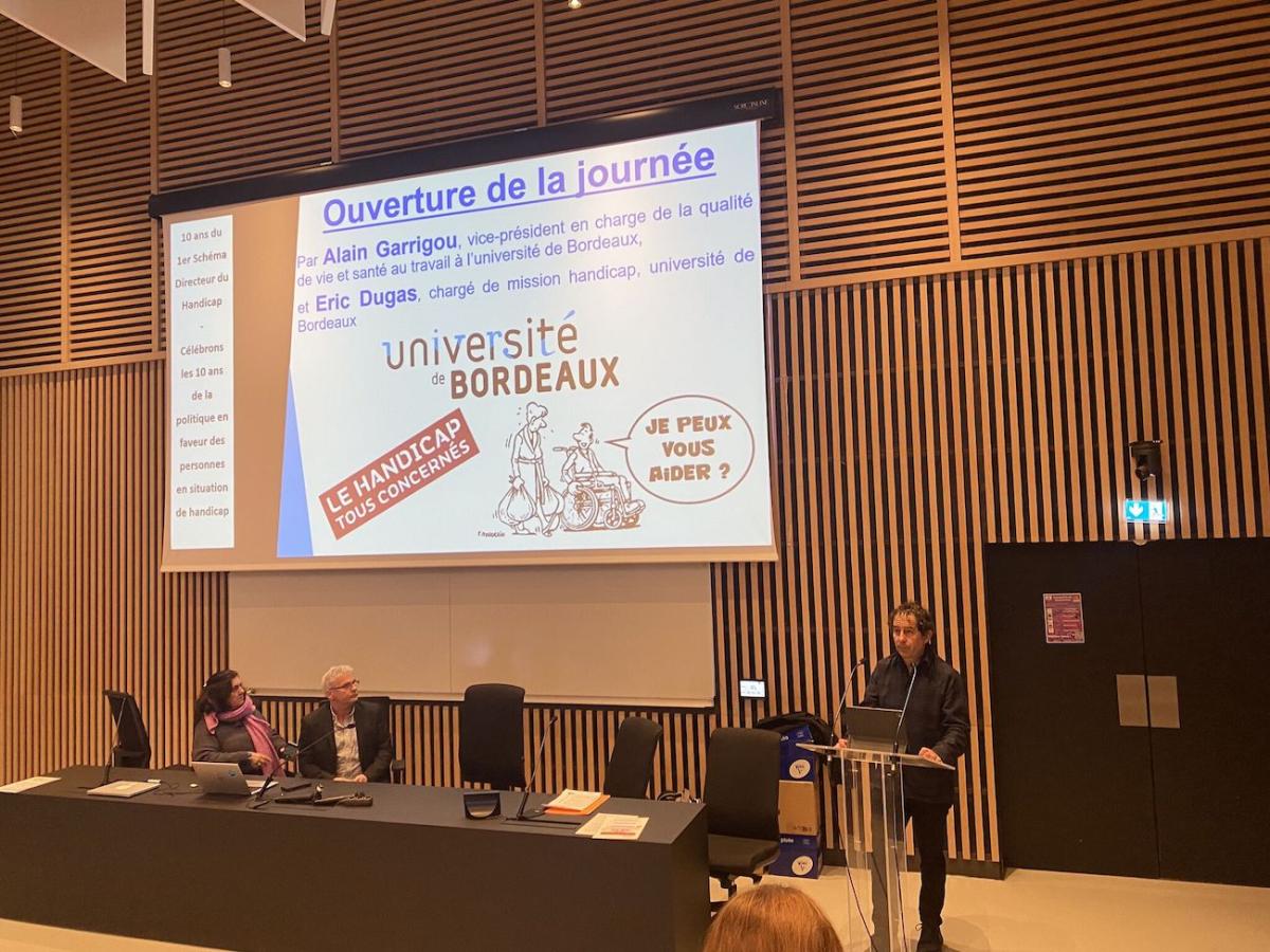 Vue sur la tribune de l' événement de signature de la convention entre le FIPHFP et l'Université de Bordeaux
