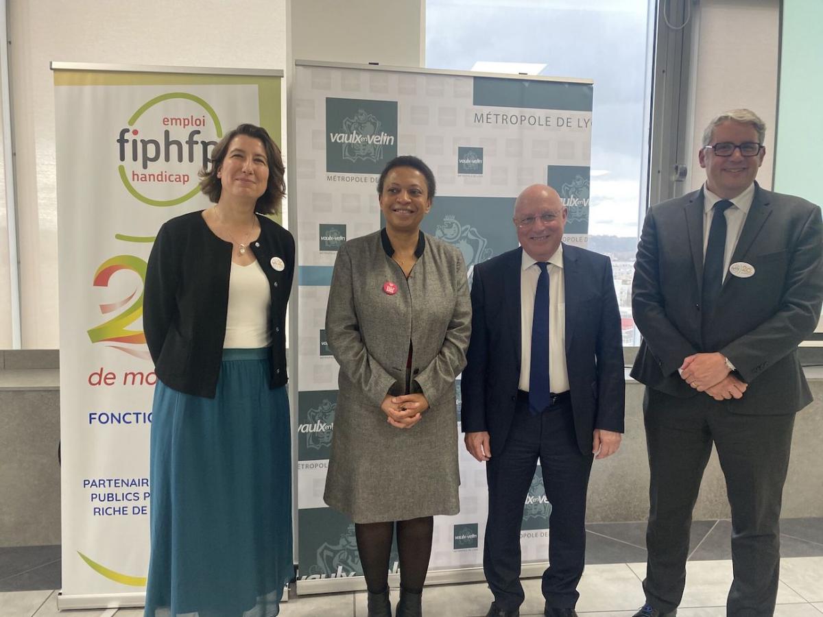 Les signataires de la convention entre le FIPHFP et la Ville de Vaulx-en-Velin : Marine Neuville, directrice du FIPHFP, Hélène Geoffroy, Maire de Vaulx-en-Velin, Guillaume Bonneville, directeur territorial handicap du FIPHFP en Auvergne-Rhône-Alpes