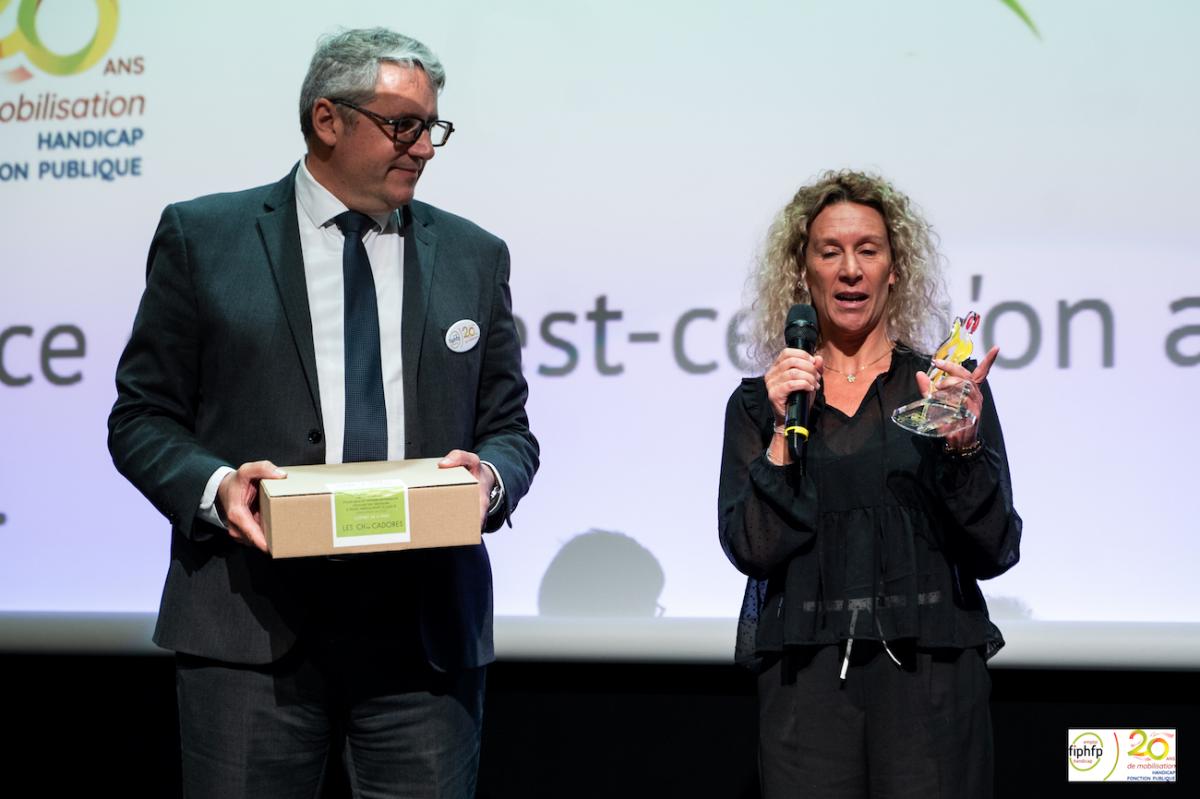 Claire Rousseau référente handicap de la Ville d'Annecy, recevant le trophée de la part de Guillaume Bonneville, directeur territorial au handicap du FIPHFP en Auvergne Rhône-Alpes