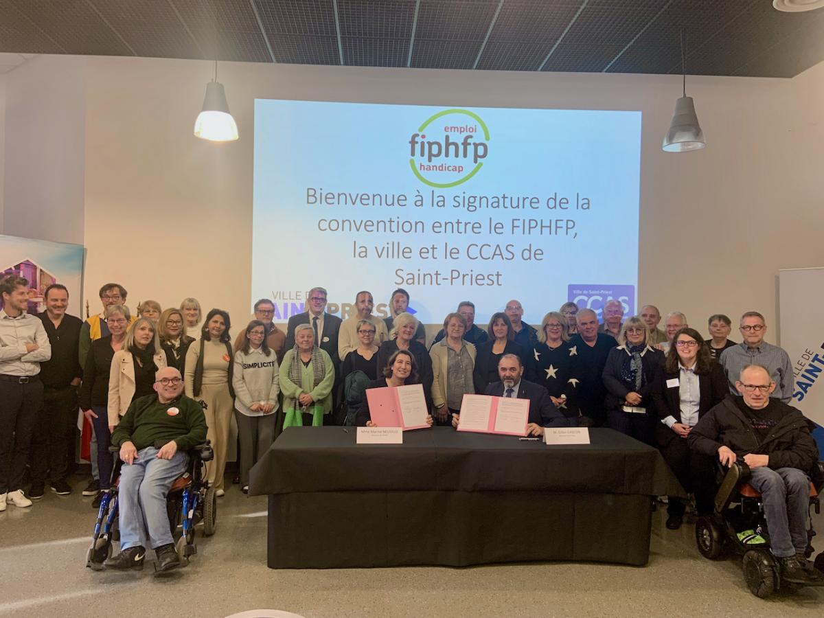 Participants à la signature de convention entre le FIPHFP et la Ville de Saint Priest