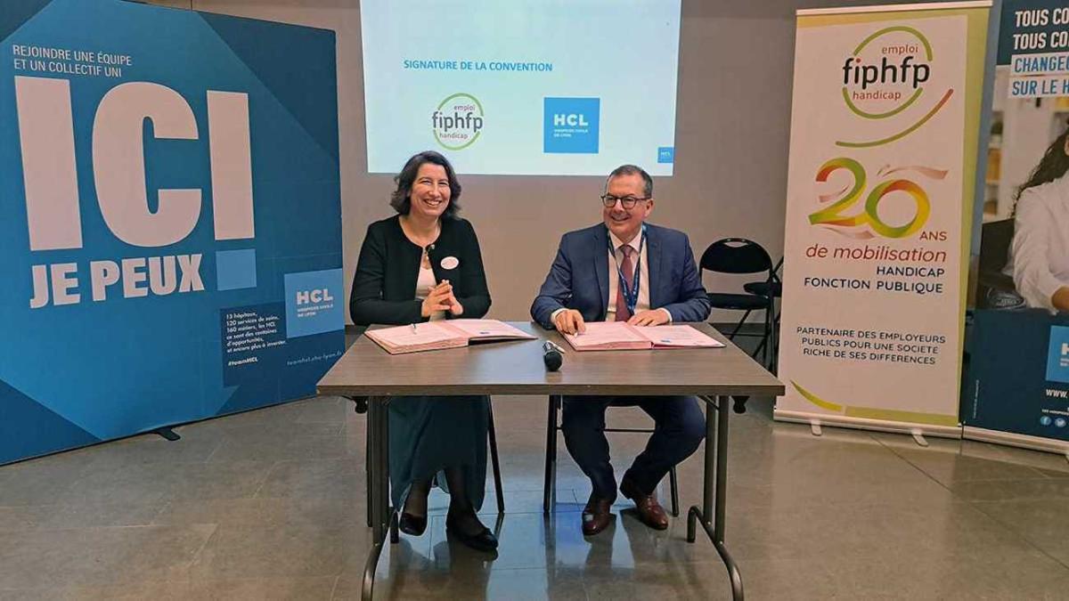 Marine Neuville, directrice du FIPHFP, (à gauche) et Raymond Le Moign, directeur des HCL (à droite)