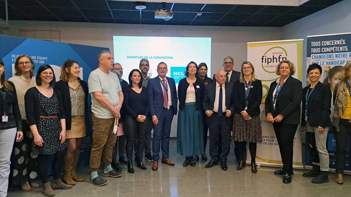 Participants à la signature de convention entre les hospices civils de Lyon et le FIPHFP