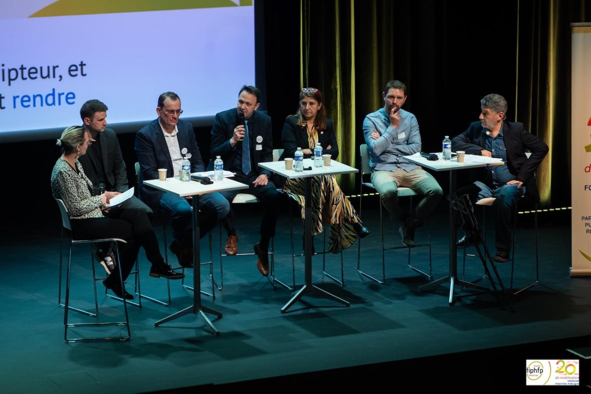 Vue de la seconde table ronde sur les impacts réels et attendus de la loi pour les parties prenantes