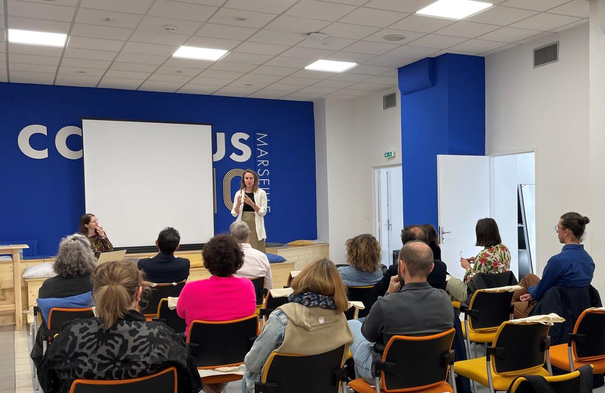 Caroline MATTE, co-fondatrice de la Maison Perchée présentant le documentaire