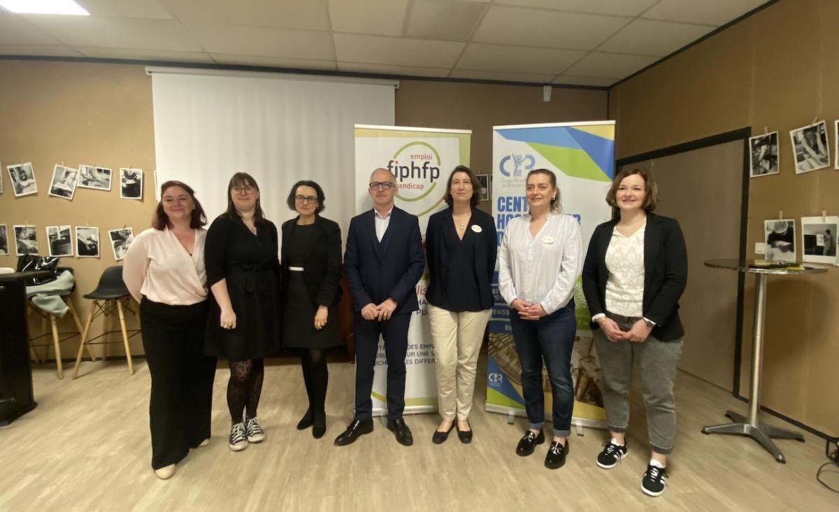 Signataires de la convention entre le FIPHFP et le centre hospitalier du Rouvray (avec au centre de la photo Marine Neuville, directrice du FIPHFP, et Franck Esteve, Directeur général du Centre Hospitalier du Rouvray.