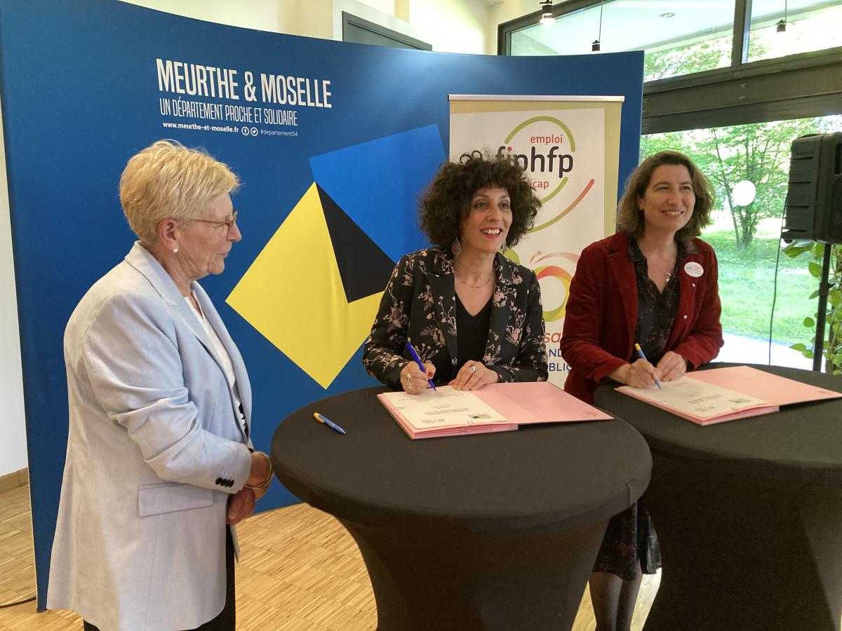 Photographie de la signature entre Marine Neuville et Chaynesse Khirouni, présidente du Conseil départemental de Meurthe-et-Moselle